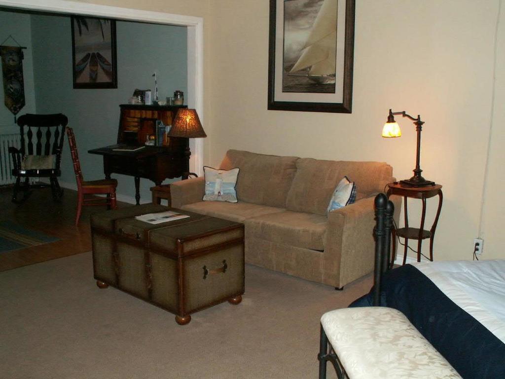 Canalside Restaurant, Inn & Kitchen Store Port Colborne Bilik gambar