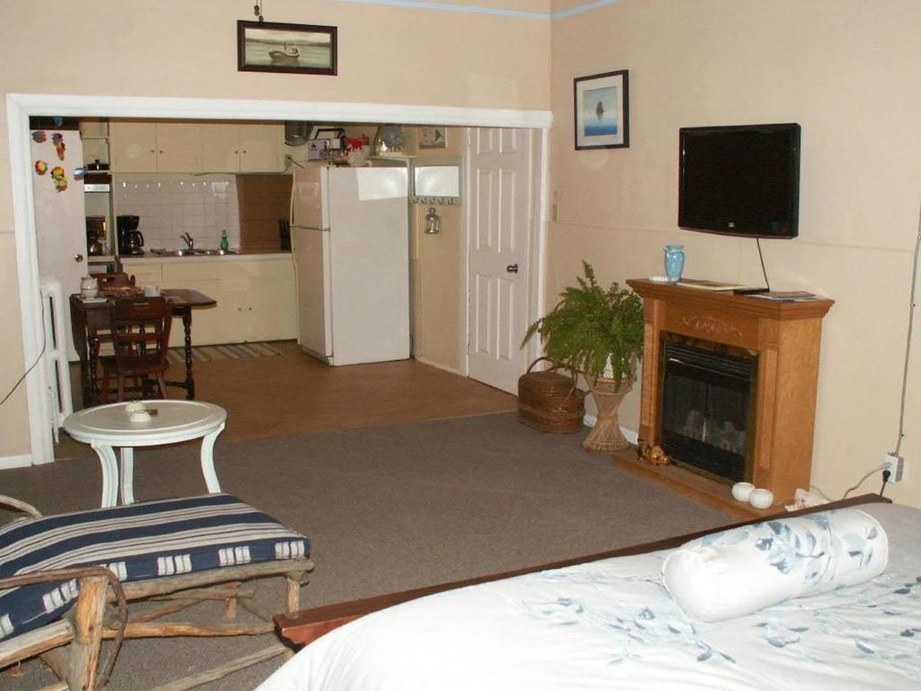 Canalside Restaurant, Inn & Kitchen Store Port Colborne Bilik gambar